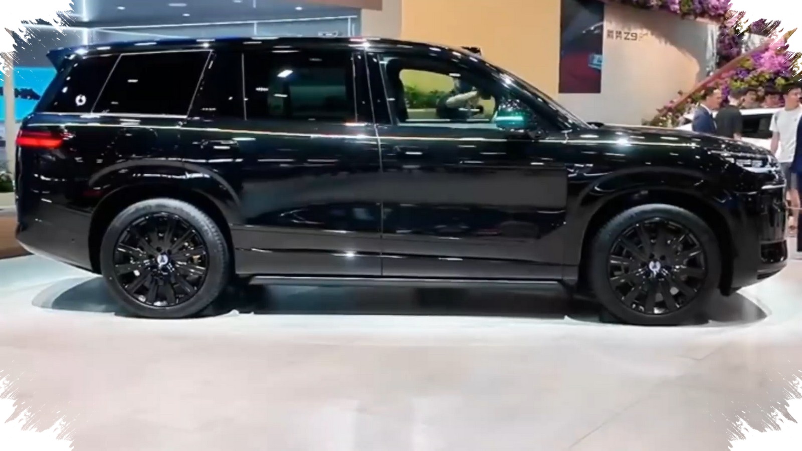 Denza N9 Dark Gold Hadir dengan Emblem Emas 24 Karat, SUV Besar Ini Tampil Berbeda
