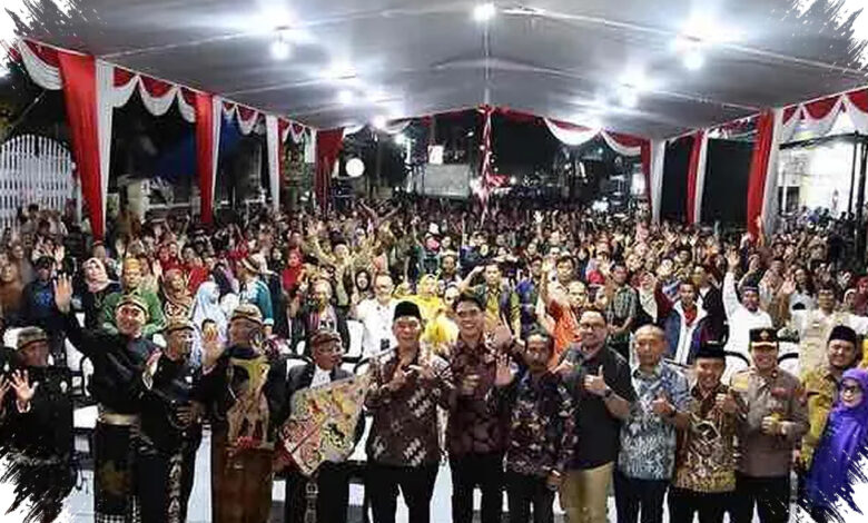 Ribuan Warga Padati Wayang Kulit Sonokwijenan, DPRD Jatim Dorong Pelestarian yang Lebih Rutin