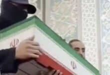 Pria Bertopeng di Pemakaman Khamenei Ternyata Cucunya, Ini Sosok Aslinya