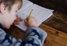 Terlalu Cepat Menolong Anak Bisa Membuat Mental Mereka Rapuh, Begini Penjelasan Psikiater
