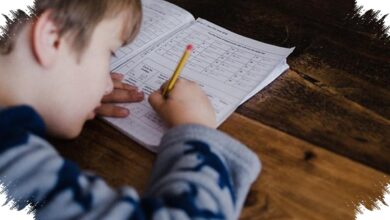 Terlalu Cepat Menolong Anak Bisa Membuat Mental Mereka Rapuh, Begini Penjelasan Psikiater