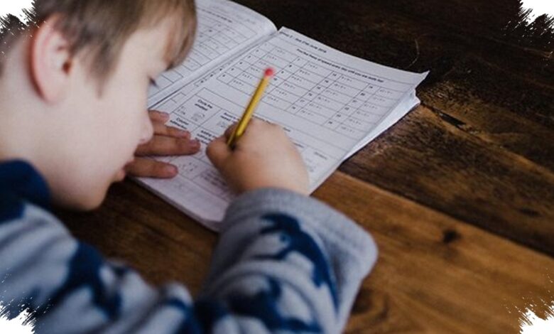 Terlalu Cepat Menolong Anak Bisa Membuat Mental Mereka Rapuh, Begini Penjelasan Psikiater
