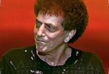 Hujan Deras Tak Menghentikan Achmad Albar, di Usia 80 Tahun Ia Tetap di Panggung