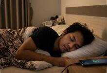 HP Aman Dicas Semalaman, Risiko Justru Muncul saat Ditaruh di Atas Kasur