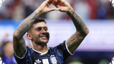 Gary Neville Tegas, Messi Lebih Menentukan daripada Duet Bek Argentina