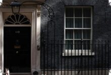Larry Ingatkan Andy Burnham, Kotak Pasir dan Makan di Downing Street