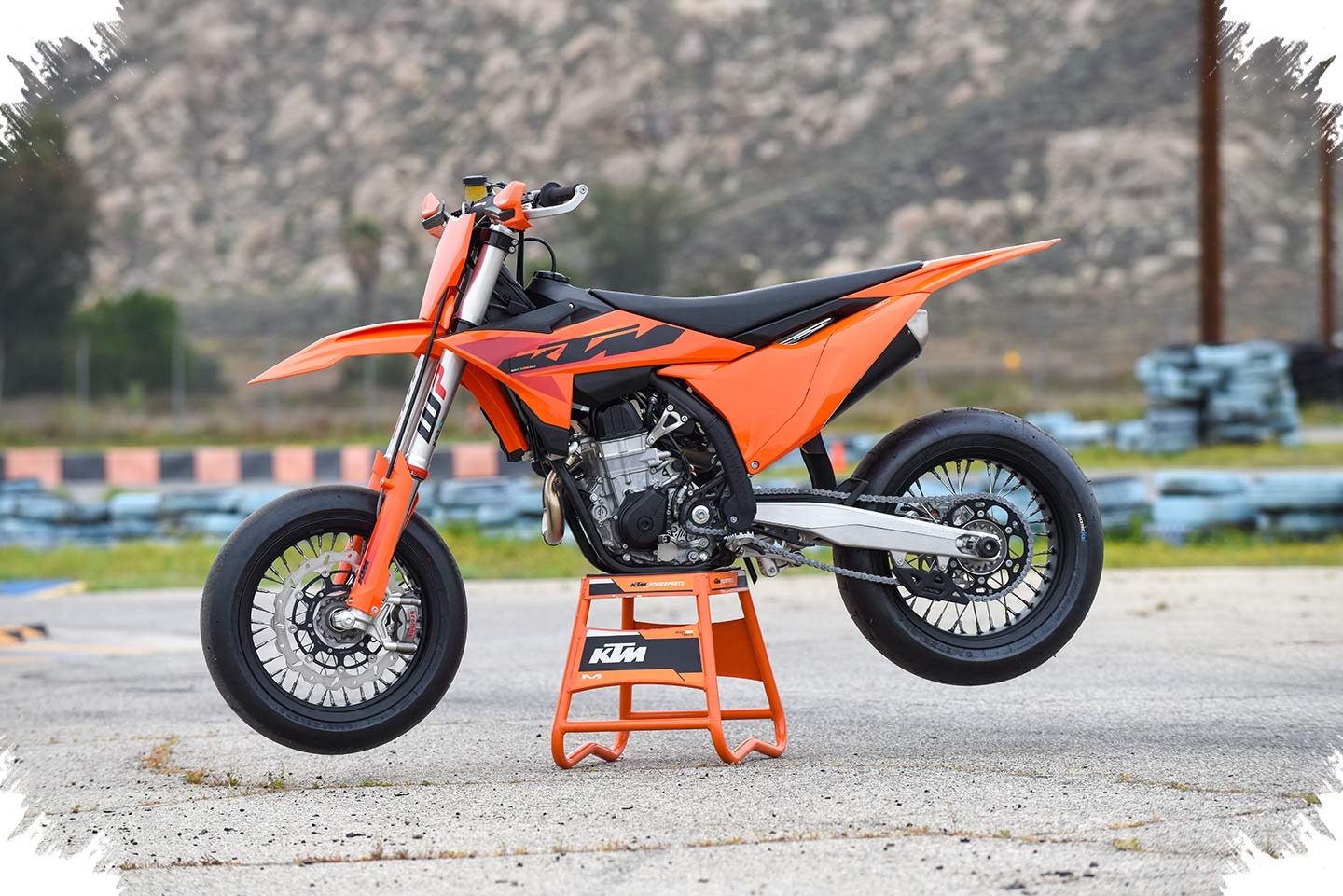 Ducati Desmo450 SM Bawa Desmodromic, KTM 450 SMR Andalkan Bobot Ringan