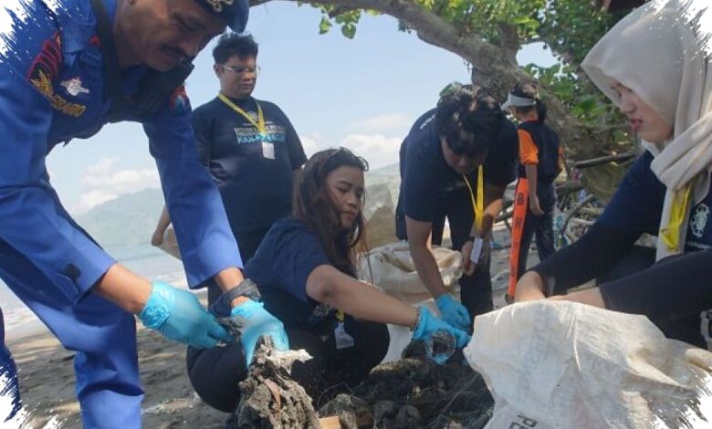 52 Kg Popok Terdampar di Pantai Sidem, Jejak Sampah Hulu Sampai ke Pesisir