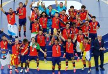 Rodri Angkat Trofi Piala Dunia, Trump Sempat Bertahan di Tengah Podium