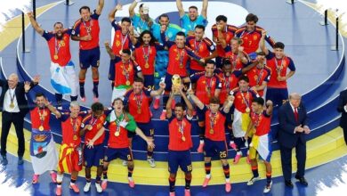 Rodri Angkat Trofi Piala Dunia, Trump Sempat Bertahan di Tengah Podium