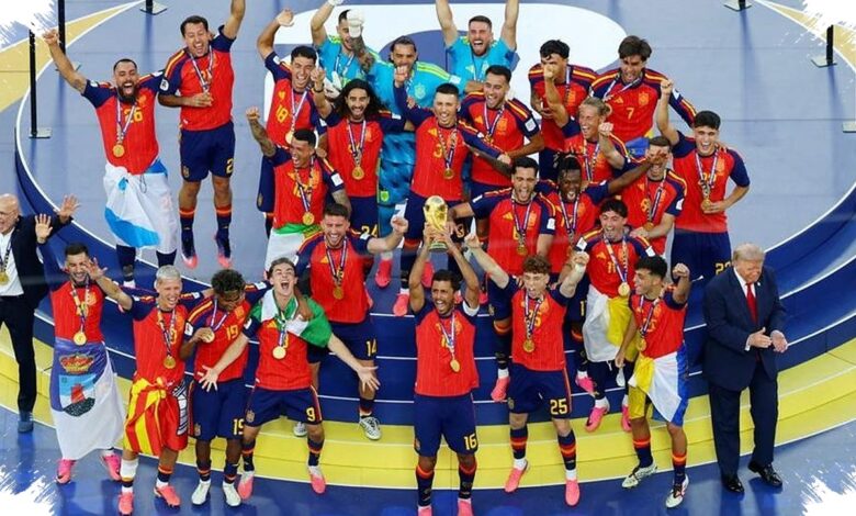 Rodri Angkat Trofi Piala Dunia, Trump Sempat Bertahan di Tengah Podium