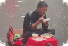 Makan Diterpa Hujan, Petugas Damkar Ini Kembali Evakuasi Siswa Banjir