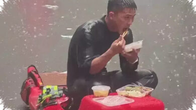 Makan Diterpa Hujan, Petugas Damkar Ini Kembali Evakuasi Siswa Banjir