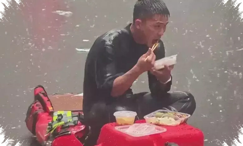 Makan Diterpa Hujan, Petugas Damkar Ini Kembali Evakuasi Siswa Banjir