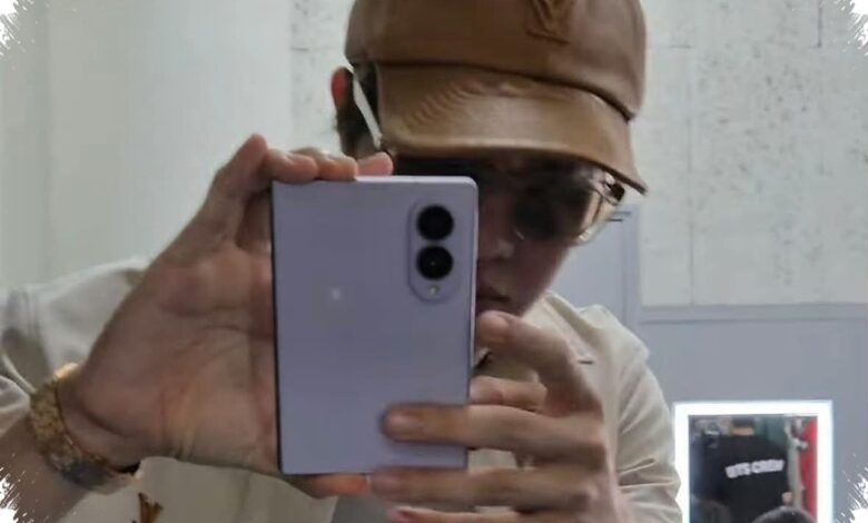 Bentuk Baru Galaxy Z Fold8 Terlihat di Tangan J-Hope, Layar Depan Lebih Lega
