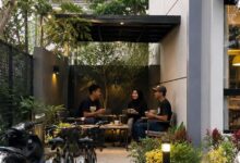 Tak Perlu Cepat Pindah, Rumah dengan Lahan Samping Ini Siapkan Ruang bagi Keluarga