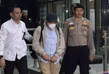 Uang Ratusan Juta Disita, Bupati Lombok Barat Tiba di KPK dengan Kepala Tertunduk