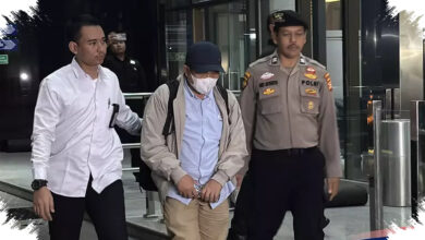 Uang Ratusan Juta Disita, Bupati Lombok Barat Tiba di KPK dengan Kepala Tertunduk