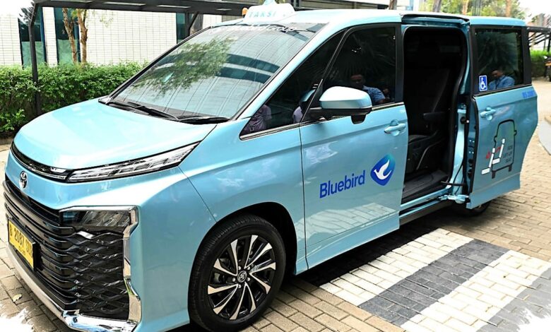 Kabin Senyap dan Lega, Bluebird Prime Zenix Hybrid Menantang Macet Jakarta