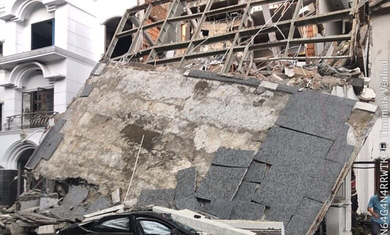Lexus NX Tertimpa Reruntuhan, Ledakan Rumah Mewah di Medan Rusak 5 Hunian