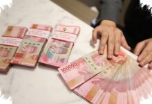 Emas Tembus US$4.121,78, Rupiah Kian Tertekan Mendekati Rp18.000 per Dolar AS