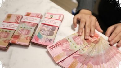 Emas Tembus US$4.121,78, Rupiah Kian Tertekan Mendekati Rp18.000 per Dolar AS