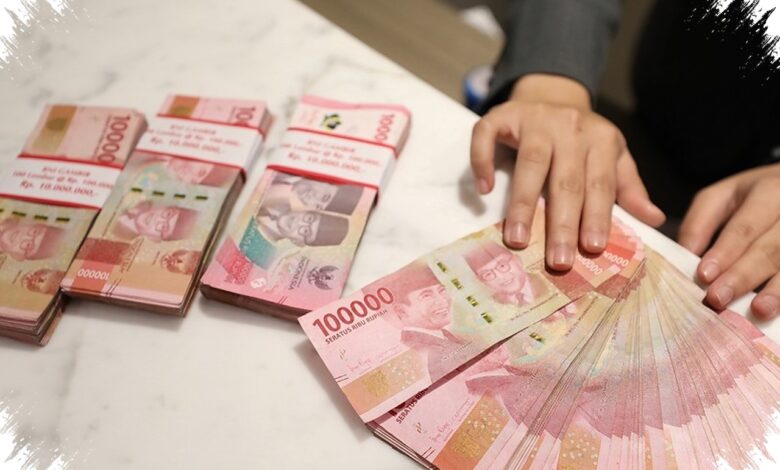 Emas Tembus US$4.121,78, Rupiah Kian Tertekan Mendekati Rp18.000 per Dolar AS