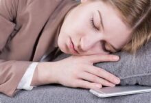 5 Dampak Main HP Sebelum Tidur, Kurang Istirahat Bisa Mengarah ke Penyakit Kronis