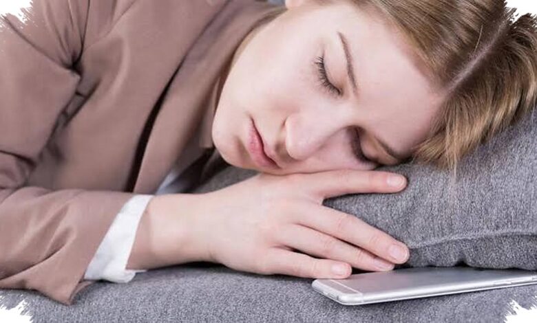 5 Dampak Main HP Sebelum Tidur, Kurang Istirahat Bisa Mengarah ke Penyakit Kronis