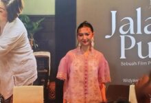 Saat Kebaya Warisan Menyatukan Sheila Dara dan Widyawati dalam Jalan Pulang