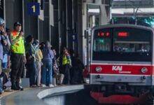 Tangan Terjepit Pintu KRL di Duri, Memaksa Masuk Bisa Berujung Bahaya